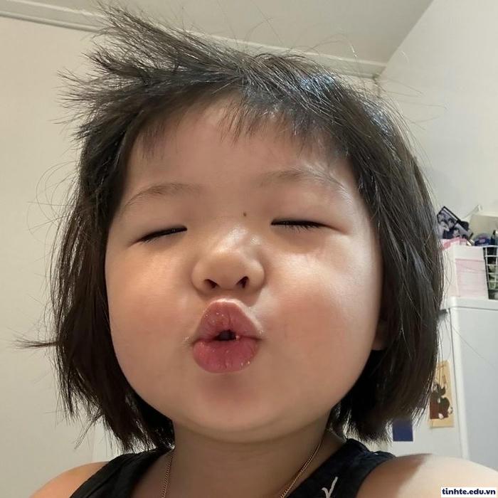 Meme em bé biểu cảm vui